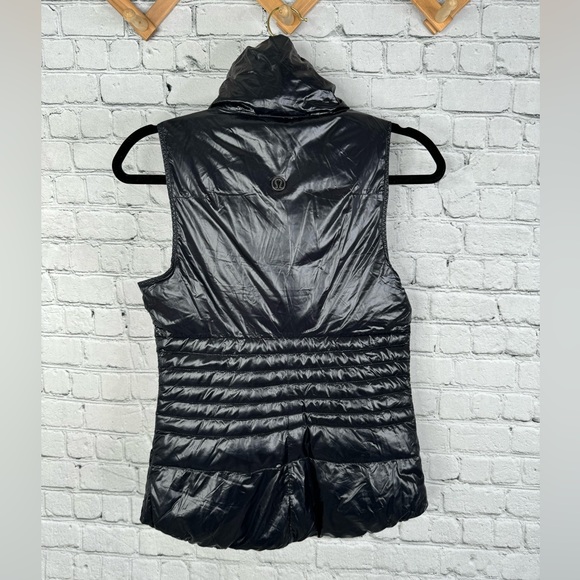 Lululemon Fluffin Awesome Vest Size 4 Shiny Full Zip High Neck Pockets Black - Picture 10 of 15